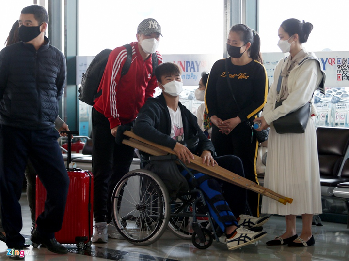 Vợ mới cưới tiễn Duy Mạnh sang Singapore phẫu thuật - 9