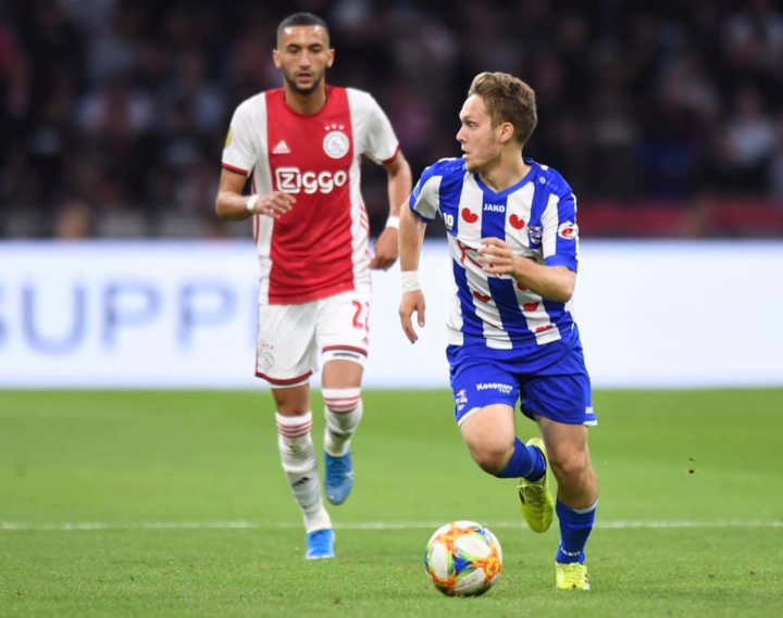 Văn Hậu vắng mặt, Heerenveen thua đậm Ajax - 1