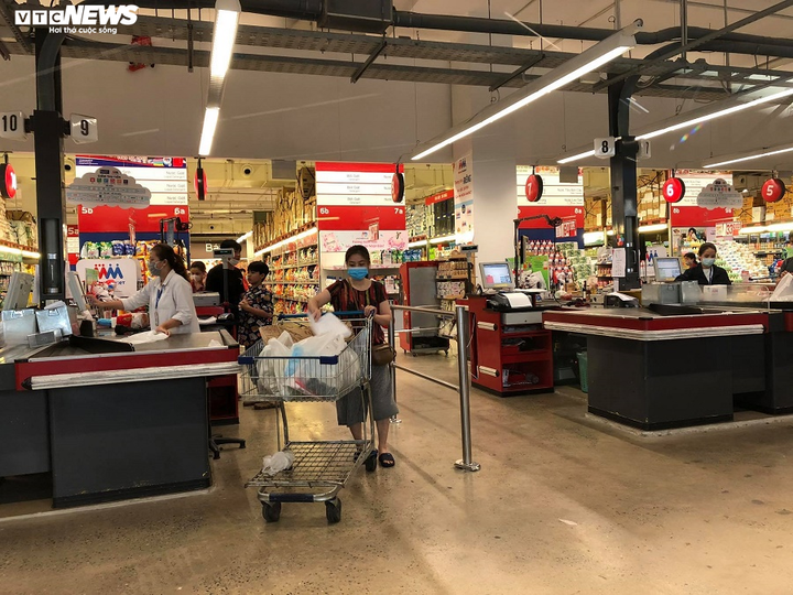 Siêu thị, chợ dân sinh Hà Nội đầy ắp hàng hóa - 9