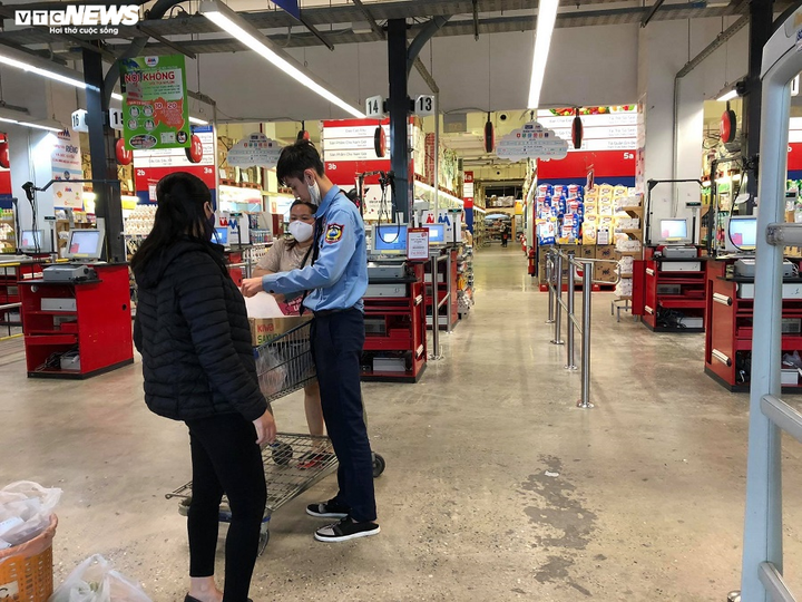 Siêu thị, chợ dân sinh Hà Nội đầy ắp hàng hóa - 8