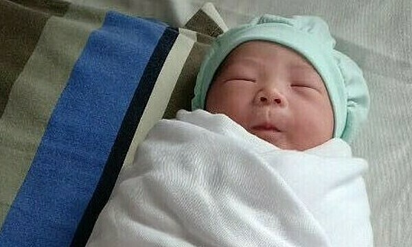 Bé gái chào đời khỏe mạnh tại khu cách ly bệnh viện - 1