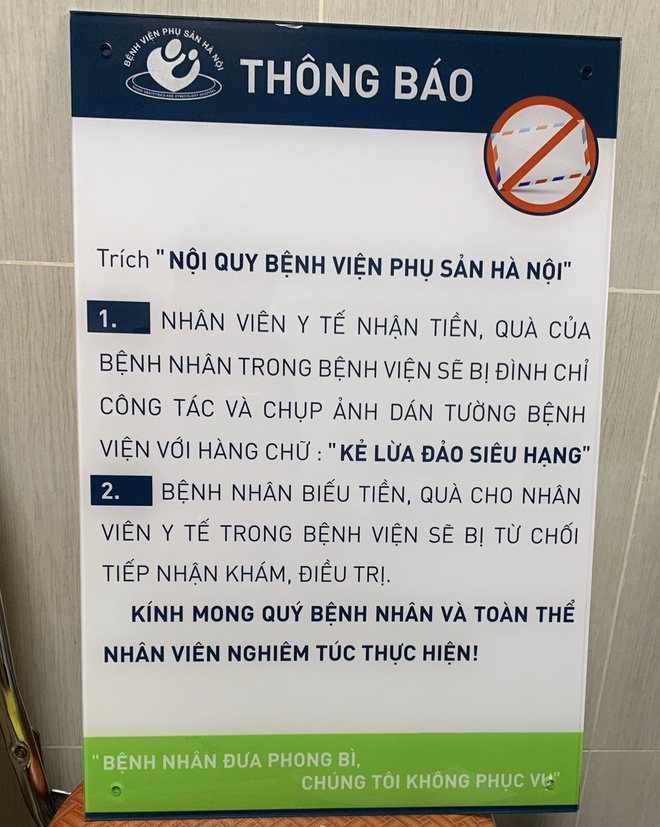 Bác sĩ Bệnh viện Phụ sản Hà Nội nhận phong bì sẽ bị đình chỉ, chụp ảnh dán tường - 1