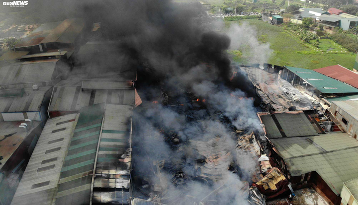 Khói đen cuồn cuộn bao trùm nhà xưởng rộng hàng trăm m2 ở Hà Nội - 2