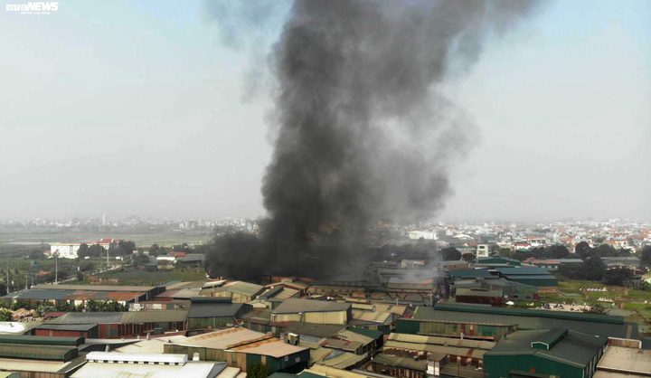 Khói đen cuồn cuộn bao trùm nhà xưởng rộng hàng trăm m2 ở Hà Nội - 1