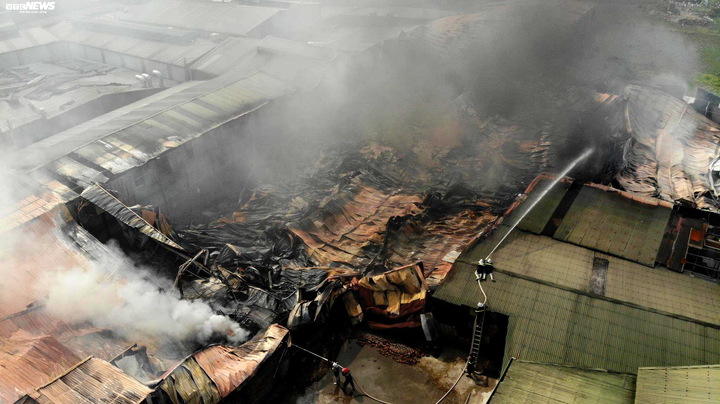 Khói đen cuồn cuộn bao trùm nhà xưởng rộng hàng trăm m2 ở Hà Nội - 3