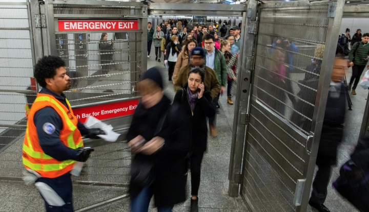  34 bang bùng dịch Covid-19 phơi bày triệt để lỗ hổng hệ thống y tế Mỹ - 2