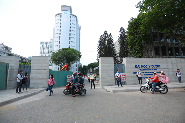 Vì sao Đại học Y Dược TP.HCM cho sinh viên đến trường giữa dịch Covid-19? - 1