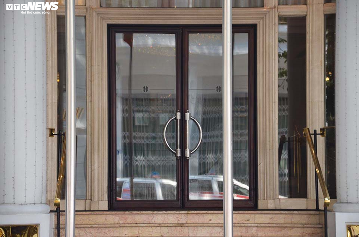 2 khách mắc Covid-19 từng lưu trú, khử khuẩn toàn bộ khách sạn Metropole Hà Nội - 2