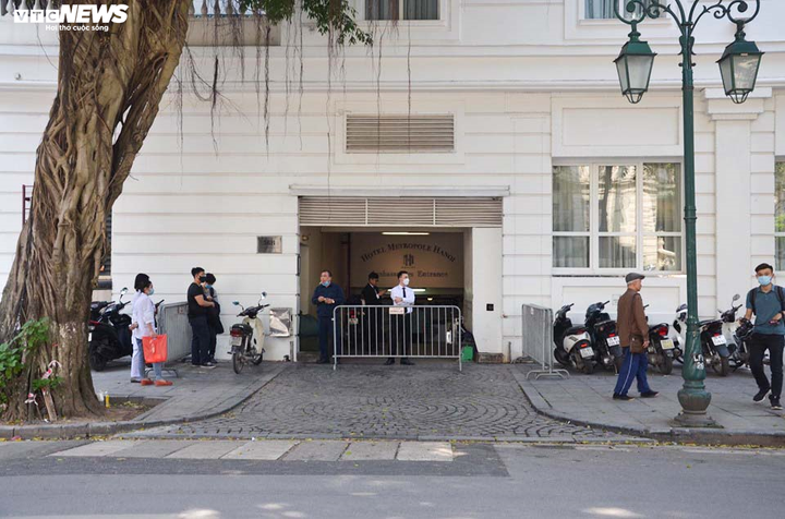 2 khách mắc Covid-19 từng lưu trú, khử khuẩn toàn bộ khách sạn Metropole Hà Nội - 4