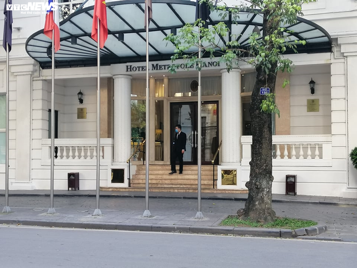 2 khách mắc Covid-19 từng lưu trú, khử khuẩn toàn bộ khách sạn Metropole Hà Nội - 9