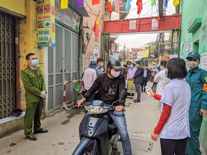 Nhiều người cùng chuyến bay với ca nhiễm Covid-19 thứ 17 âm tính với nCoV - 1