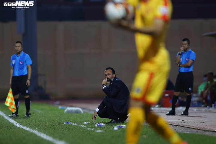 HLV ngoại khổ sở ở V-League: Bị cầu thủ đòi sa thải, bay ghế khi chưa ra mắt - 1