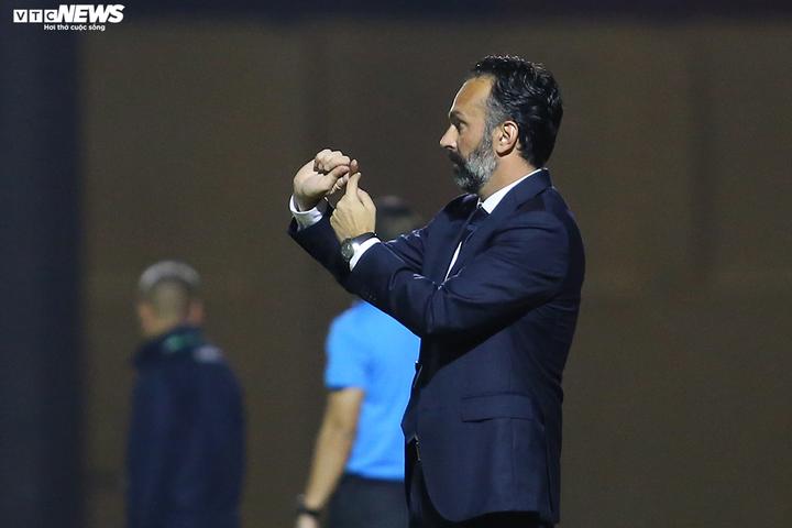 Thầy ngoại Thanh Hóa mất việc, đến phiên HLV HAGL, SHB Đà Nẵng bay ghế? - 1