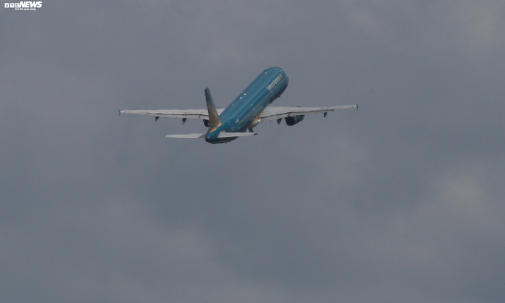 Phi hành đoàn chuyến bay có 12 khách nhiễm Covid-19 giờ ra sao? - 1