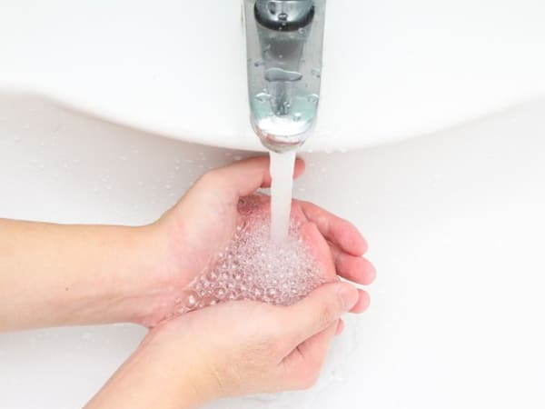 Cần làm gì để ngăn ngừa lây nhiễm Covid-19 khi đi máy bay? - 1