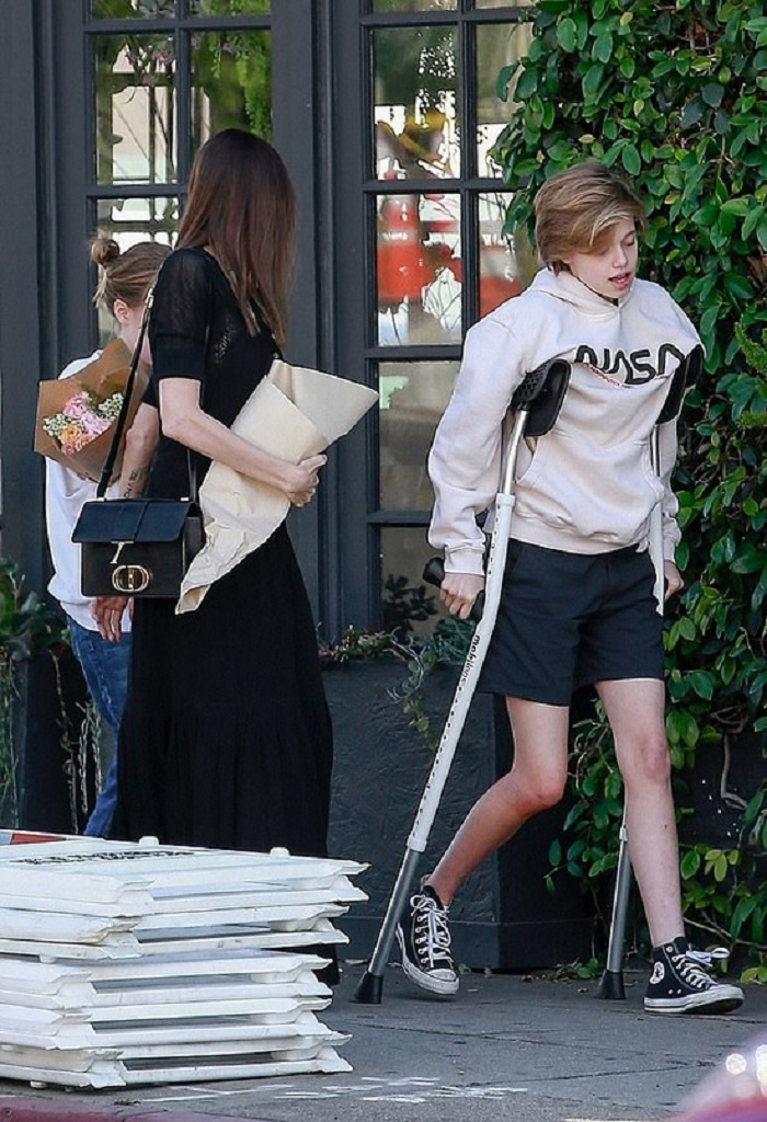 Angelina Jolie và Brad Pitt cùng chăm con sau phẫu thuật - 1