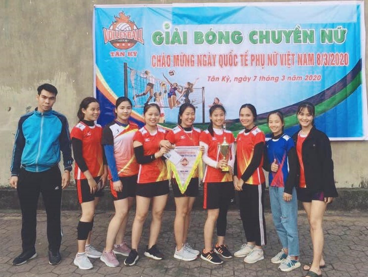 Đang trong thời gian cách ly phòng Covid-19, cô gái vẫn thi đấu bóng chuyền - 1