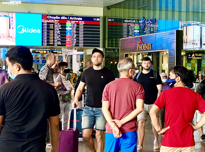 Nhiều khách Tây đến sân bay Tân Sơn Nhất không đeo khẩu trang - 3