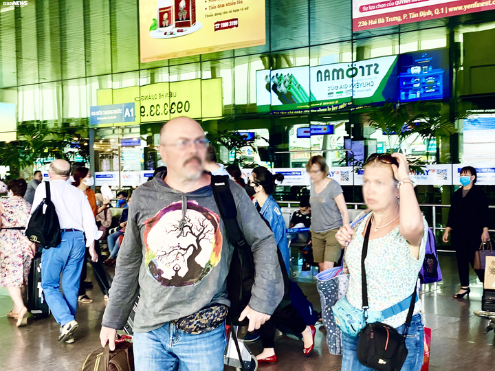 Nhiều khách Tây đến sân bay Tân Sơn Nhất không đeo khẩu trang - 4