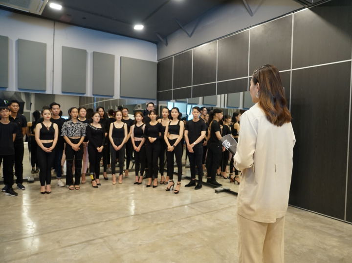 Á hậu Mâu Thủy lấn sân, thử sức đào tạo người mẫu mới - 2