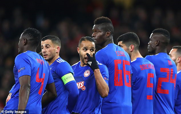 Ông chủ nhiễm Covid-19, cả đội bóng Hy Lạp phải đến bệnh viện xét nghiệm - 2