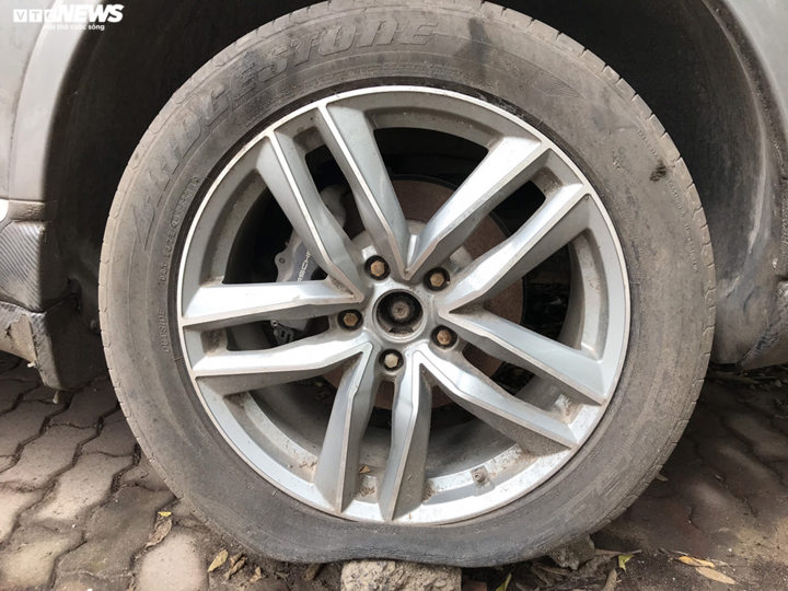 'Tuyệt phẩm' Porsche Cayenne bị xếp xó ở Hà Nội - 10