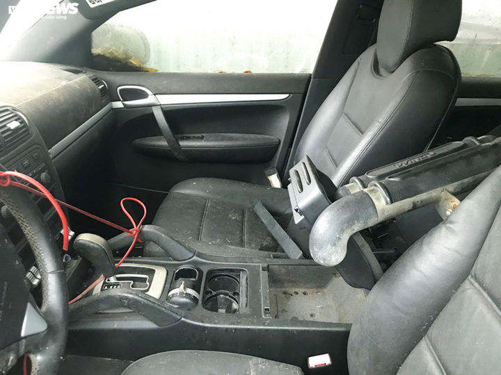 'Tuyệt phẩm' Porsche Cayenne bị xếp xó ở Hà Nội - 13