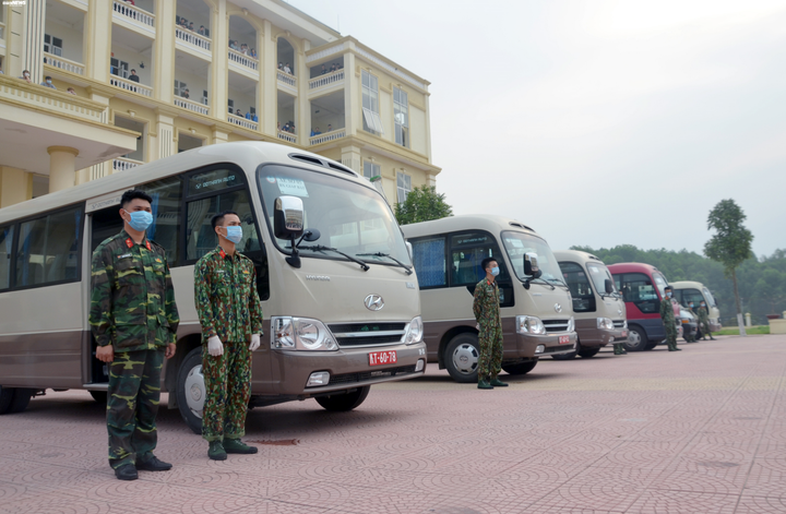 248 người được về nhà sau 14 ngày cách ly tại Trường Quân sự Bộ Tư lệnh Thủ đô - 4