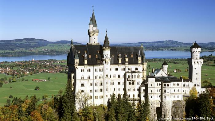 Ảnh: Dịch Covid-19 ảnh hưởng nghiêm trọng thế nào đến đời sống nước Đức? - 4