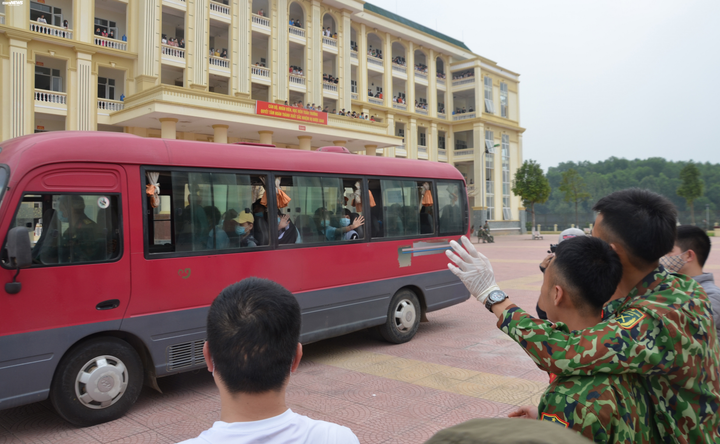 248 người được về nhà sau 14 ngày cách ly tại Trường Quân sự Bộ Tư lệnh Thủ đô - 10