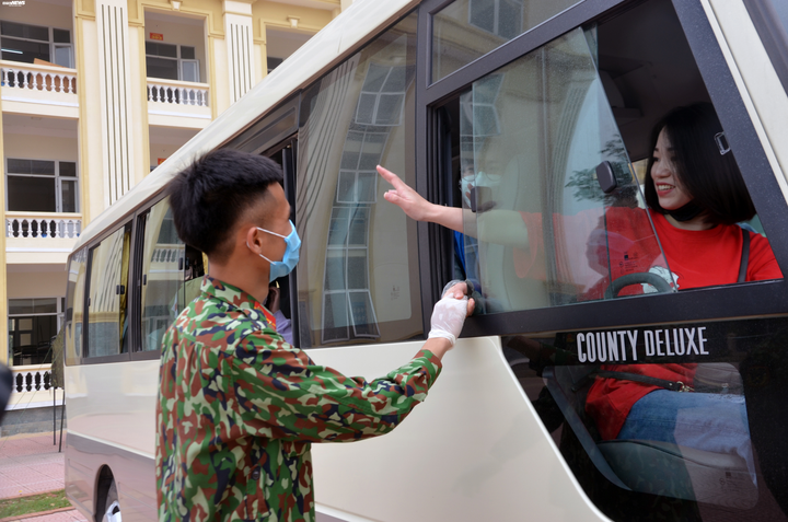 248 người được về nhà sau 14 ngày cách ly tại Trường Quân sự Bộ Tư lệnh Thủ đô - 9