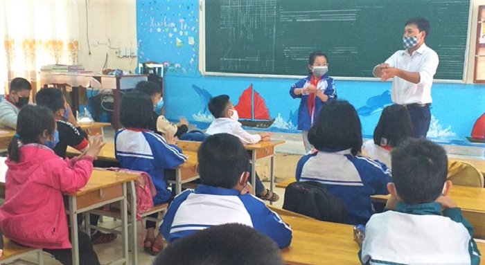 Ảnh: Học sinh mầm non, tiểu học rạng rỡ trở lại trường sau kỳ nghỉ dài vì Covid-19 - 7