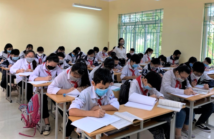 Ảnh: Học sinh mầm non, tiểu học rạng rỡ trở lại trường sau kỳ nghỉ dài vì Covid-19 - 9