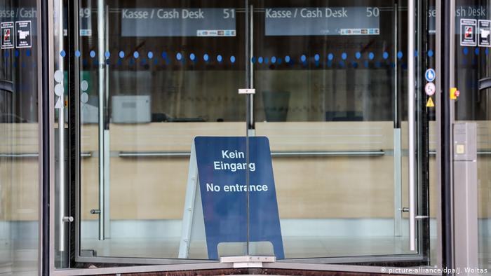 Ảnh: Dịch Covid-19 ảnh hưởng nghiêm trọng thế nào đến đời sống nước Đức? - 8