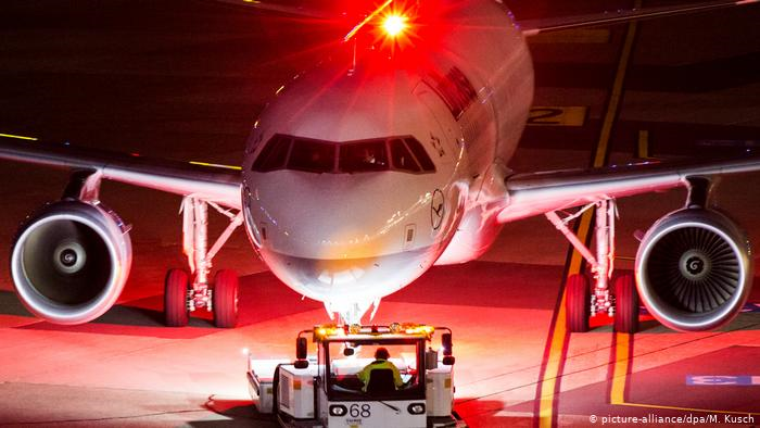 Ảnh: Dịch Covid-19 ảnh hưởng nghiêm trọng thế nào đến đời sống nước Đức? - 6