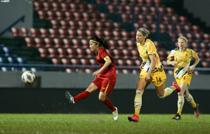 HLV Mai Đức Chung chỉ cách giúp tuyển nữ Việt Nam chơi xuất thần trước Australia - 2