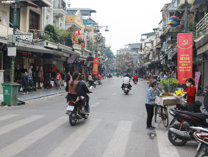 Khách nước ngoài tại Hà Nội không đeo khẩu trang thản nhiên ôm hôn giữa dịch Covid-19 - 12