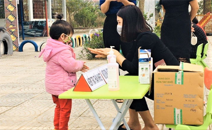 Ảnh: Học sinh mầm non, tiểu học rạng rỡ trở lại trường sau kỳ nghỉ dài vì Covid-19 - 3