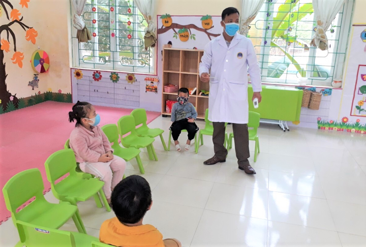 Ảnh: Học sinh mầm non, tiểu học rạng rỡ trở lại trường sau kỳ nghỉ dài vì Covid-19 - 8