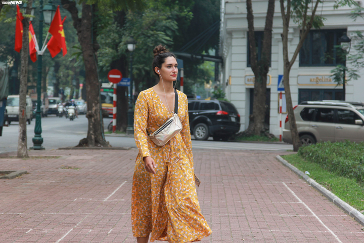 Khách nước ngoài tại Hà Nội không đeo khẩu trang thản nhiên ôm hôn giữa dịch Covid-19 - 6