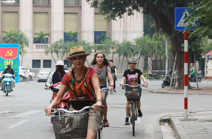 Khách nước ngoài tại Hà Nội không đeo khẩu trang thản nhiên ôm hôn giữa dịch Covid-19 - 8