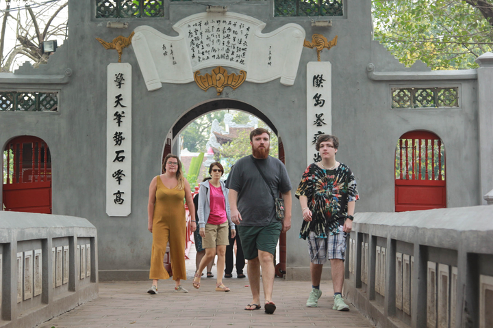 Khách nước ngoài tại Hà Nội không đeo khẩu trang thản nhiên ôm hôn giữa dịch Covid-19 - 9