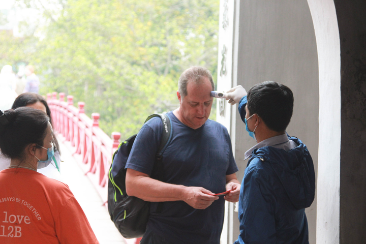 Khách nước ngoài tại Hà Nội không đeo khẩu trang thản nhiên ôm hôn giữa dịch Covid-19 - 10