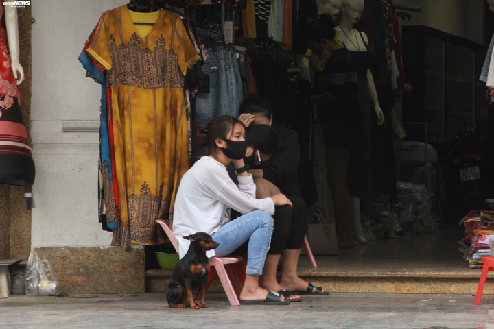 Khách nước ngoài tại Hà Nội không đeo khẩu trang thản nhiên ôm hôn giữa dịch Covid-19 - 13