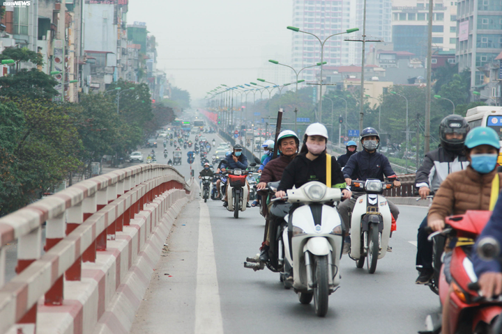 Khách nước ngoài tại Hà Nội không đeo khẩu trang thản nhiên ôm hôn giữa dịch Covid-19 - 1