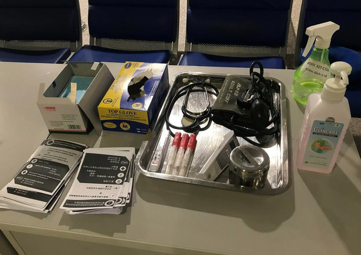 'Truy tìm' hành khách người Anh bay cùng chuyến với bệnh nhân thứ 17 - 1