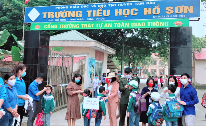 Ảnh: Học sinh mầm non, tiểu học rạng rỡ trở lại trường sau kỳ nghỉ dài vì Covid-19 - 6