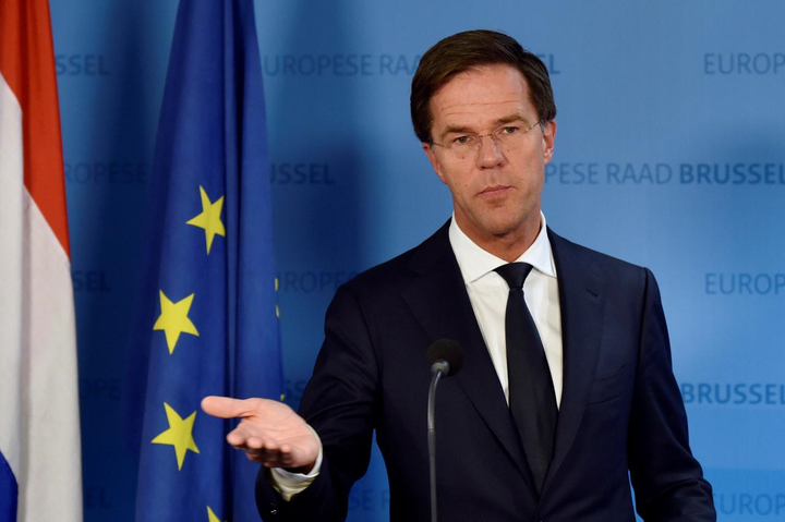 Khuyên người dân ngừng bắt tay vì Covid-19, Thủ tướng Hà Lan lại 'vô tình' vi phạm - 1