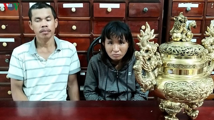 Trộm lư hương ở đền thờ Anh hùng Võ Thị Sáu, 2 vợ chồng bị bắt - 1