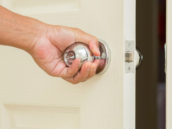 7 đồ vật tại nơi làm việc cần hạn chế tiếp xúc để tránh nguy cơ nhiễm Covid-19 - 1